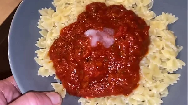 JE MANGE LES PATES AU SPERME DE MON HOMME ET J'ADORE CA !