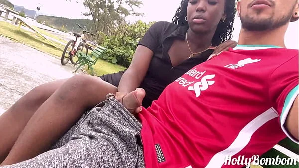 Fui dar uma volta de bike na praia de Piratininga e acabei batendo uma e chupando a rola de um desconhecido em público