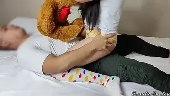 le gusta que Juegue Encima de su Polla el juego del Caballito meneandome para que me Frote su Pollo por mi Coño