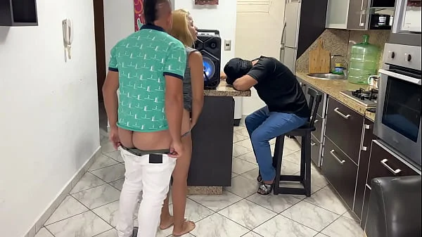 Bailando Reggaeton con la Novia de mi Mejor Amigo y Le Froto mi Polla en su Culo al Frente de el NTR Netorare