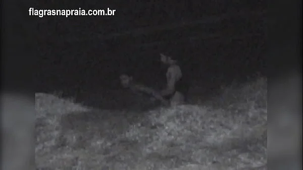 Filmei um casal fazendo sexo na praia a noite. Um segurança botou eles pra correr