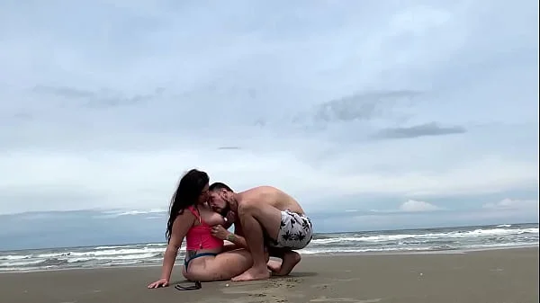 Transando em público na praia com a gostosa da Camila Vegas COMPLETO NO RED