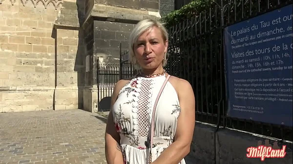Kim, milf sexy, veut une jeune bite pour satisfaire ses envies part 1
