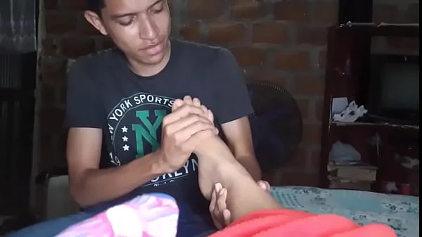 Mi amiga me pide un masaje y a cambio me termina chupando la verga y el culo (Beso negro) me pide que me corra en su cara