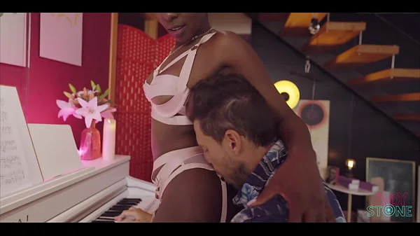 SCREWING A MILF EBONY AT THE PIANO !