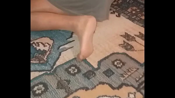 Olgun türk kadın seksi tül çorapla halı siliyor
