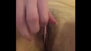 Я вставляю в свою волосатую писю тампон во время месячных. Русское порно с разговорами