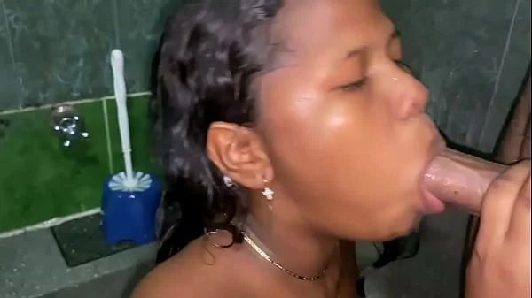 mi prim se ducha la espio y terminamos follado su coño y tetas grandes