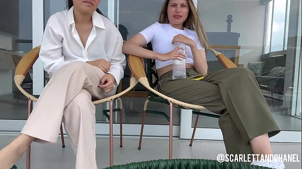 Mi vagina tiene ganas de ser tocada mientras nos ven los vecinos