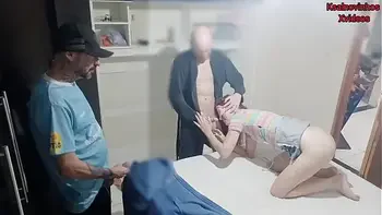 Pegadinha com esposa com olhos vendados e amigo entra no meio da transa estava amigo dentro do guarda roupas