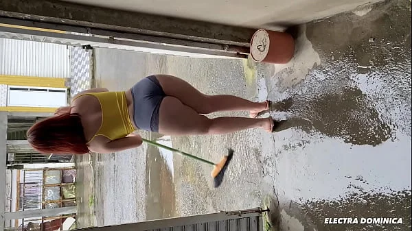 Contratei essa empregada para ajudar na obra, ela é muito safada, deixa todo mundo babando de tesão, essa bunda é incrível pessoalmente