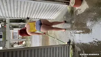 Contratei essa empregada para ajudar na obra, ela é muito safada, deixa todo mundo babando de tesão, essa bunda é incrível pessoalmente