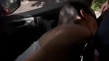 novinha magrinha faz gang bang na rua e leva banho de leite