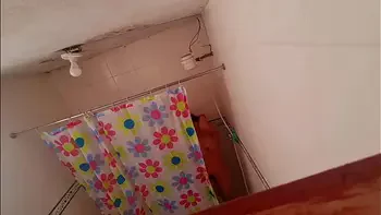 Espiando a la amiga de mi esposa de vacaciones