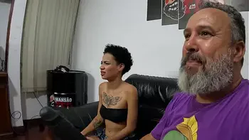 Larinha Small nos bastidores da mansão do Ted