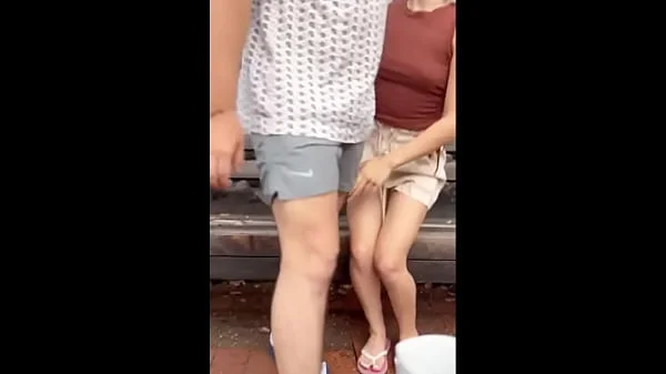 DESPUES DE TOMAR UNA TACITA DE CAFE CON LA VECINA SE PONE CACHONDA Y LA ROMPO EL COÑO EN EL PATIO DE SU CASA MIENTRAS SU ESPOSO ESTA EN EL TRABAJO