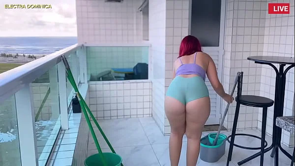 Contratei a empregada safada que fica de shortinho, que delícia essa bunda, fico louco de tesão