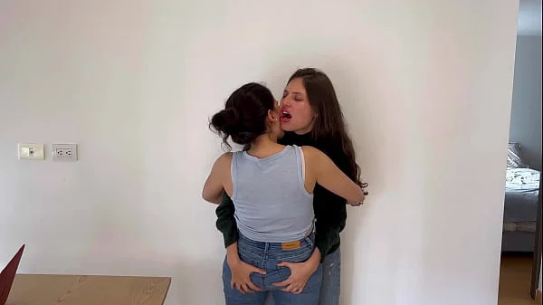 Cumplo mi fetiche de tener sexo lésbico con jeans.