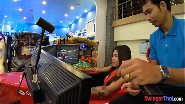 Petite Thai amateur teenie sucks and fucks a tourist