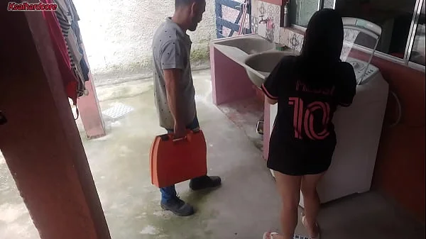 Dona de casa casada paga técnico de máquina de lavar com a bunda enquanto marido esta fora