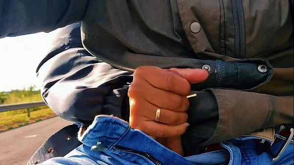 HOTWIFE Safada bateu uma na estrada até gozar!!! QUASE FOMOS PEGOS / Naughty HOTWIFE jerked off on the road until she cum!! WE ALMOST GOT CAUGHT.