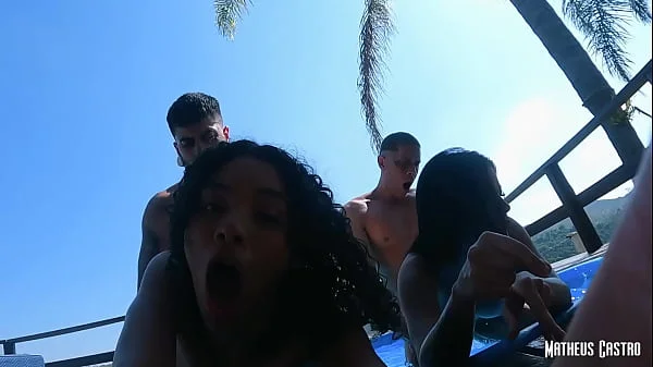 BRASILEIRAS SAFADAS DANDO A BUCETINHA EM PISCINA PUBLICA - TROCA DE CASAIS - TEASER - COLLAB GALEGO BSB