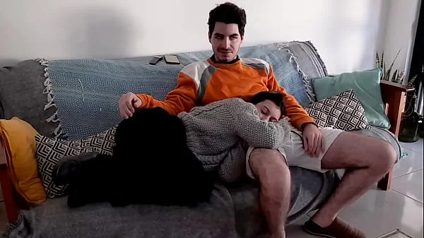 Vemos una pelicula con mi Amigo y Termino Chupandole la Verga