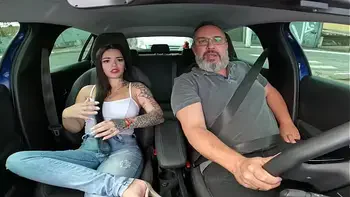 Anna Belutti a safadinha baixinha sentou na vara do motorista