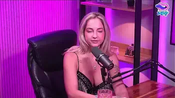 A loirinha peladinha no estudio