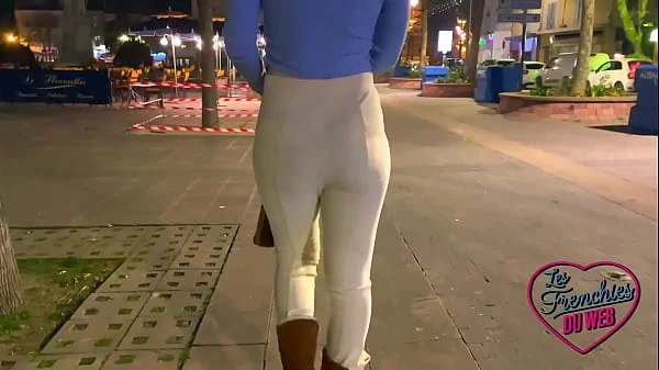 Elisa fait sa première baise lesbienne avec la torride Tiny