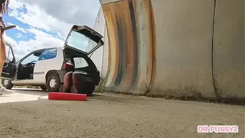 AFRICANA SEM CALCINHA TEM O CARRO AVARIADO E QUANDO SE BAIXA PARA VER O PROBLEMA É SURPREENDIDA POR DESCONHECIDO DE PAU DURO QUE A FODE NA SUA CONA QUENTE E SUCULENTA EM VÁRIAS POSIÇÕES SEM CAMISA