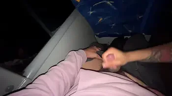 Se la chupo a un pasajero desconocido en un bus real y se corre en mi boca