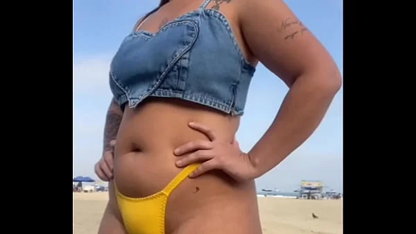FIZ O CARA FICAR DE PAU DURO NA PRAIA