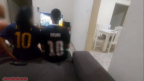 fiz sexo com amigo do meu marido por causa de uma aposta, fiquei com tesão e acabei fazendo DP com os dois