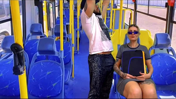 acochei a minha vizinha ninfeta vindo da escola dentro do ônibus público safada não conseguiu resistir e caiu d boca na minha rola ali mesmo( completo no sheer e red)