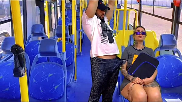 acochei a minha vizinha ninfeta vindo da escola dentro do ônibus público safada não conseguiu resistir e caiu d boca na minha rola ali mesmo( completo no sheer e red)