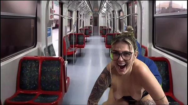 Dentro do trem público da capital acochei e fodi a secretária gostosa vindo do seu trabalho!