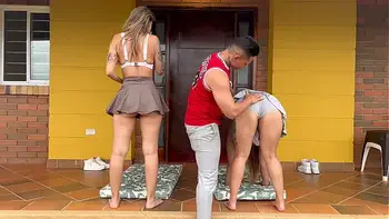 Mi profesora de yoga me folla junto con mi amiga