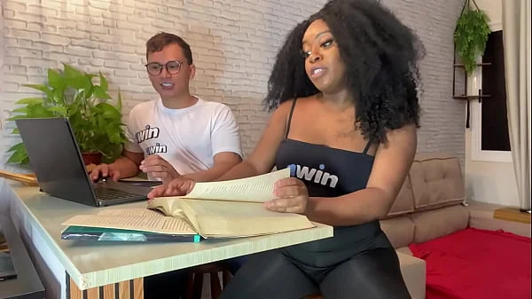 Garoto nerd fode sua colega enquanto estudava para a prova.