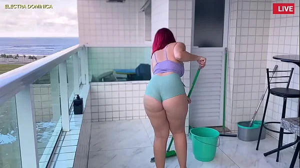 Contratei essa empregada e ela é muito safada, veio com mini shorts para me deixar excitado, eu fiquei louco
