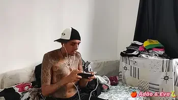 Madrasta gostosa pegou enteado se masturbando e quis ajudar.(Adão & Eva)