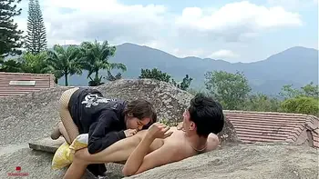 Me follo a la cachonda de mi hermanastra a escondidas de nuestros padres en un viaje familiar.