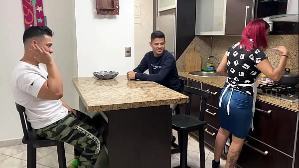 Al frente de su Marido Tonto la Esposa Chupa la Salchicha que le da su Amigo de forma Depravada No Puede controlar el placer de transformase en una Puta NTR