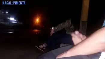 Sério !! Eu corro o risco de colocar meu pau na frente dessa mulher esperando o ônibus ... Como ela vai reagir?