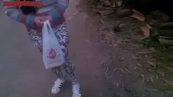 transando com uma gostosa de uma colônia marginal sem camisinha, por algumas latas, safado tira proveito da pobreza e goza até no cuzinho dela!