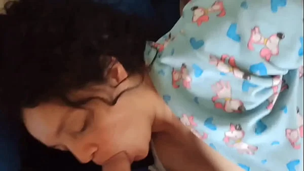 Madrastra Milf es despertada en la mañana por la verga de su hijastro que quiere que se la chupe