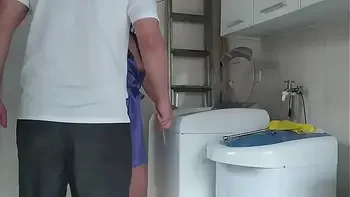 Técnico foi chamado para consertar a máquina de lavar a acabou comendo a cliente gostosa