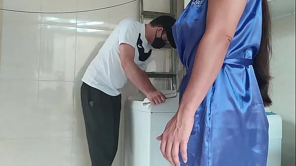 Casada provocando o técnico que foi arrumar a máquina de lavar roupas, a safada abriu o roupão na frente dele (Completo no RED e no Sheer)