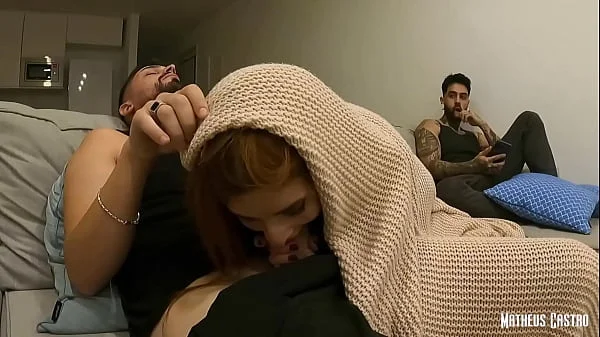 Branquinha Rabuda fodendo com o Marido e seu Amigo Brasileiro - Menage com Dupla Penetração