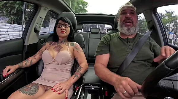 Aos 42 anos essa mãezona entra na carona já dando o rabo para o motorista - Shirley Azevedo